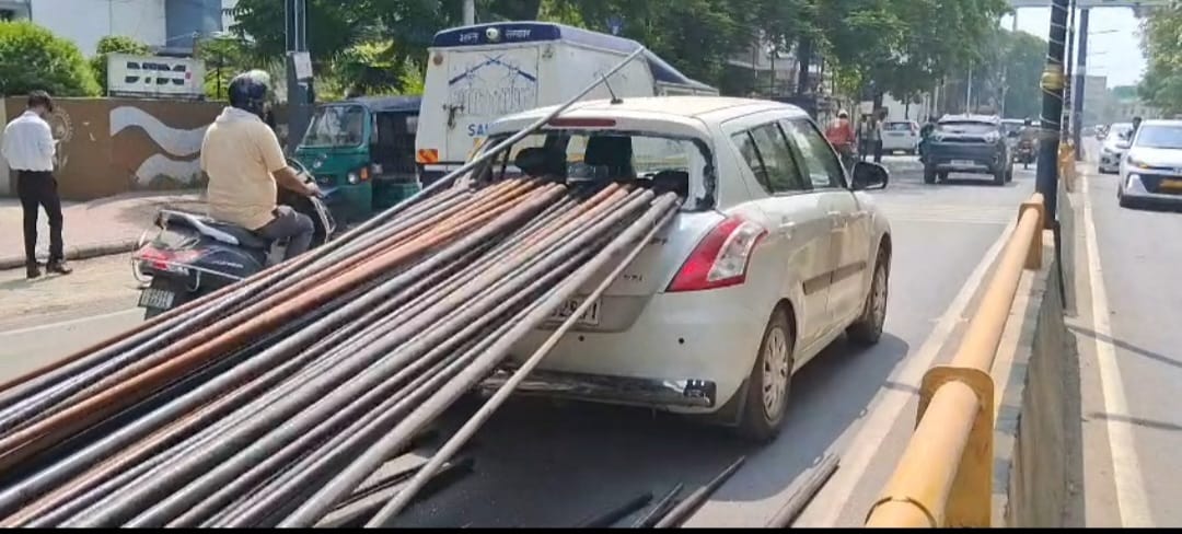 चलती कार में घुसा लोहे का सरिया, बाल-बाल बची बैंक कर्मी की जान
