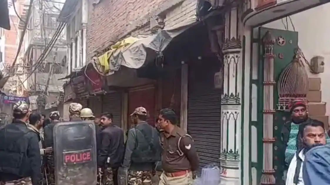 दालमंडी चौड़ीकरण: मस्जिदों की पैमाइश से बढ़ी हलचल, सुरक्षा के बीच प्रशासन ने किया सर्वे
