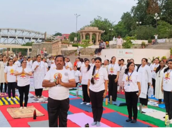 नमो घाट पर सीआरपीएफ जवानों और स्कूली बच्चों ने योग से तनावमुक्त रहने का दिया संदेश