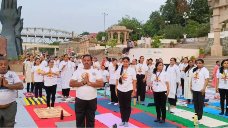 नमो घाट पर सीआरपीएफ जवानों और स्कूली बच्चों ने योग से तनावमुक्त रहने का दिया संदेश