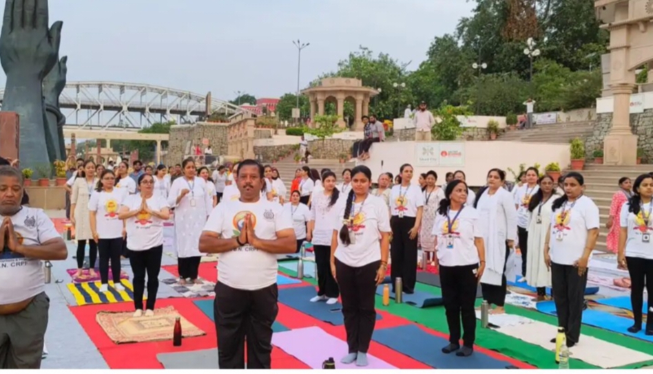 नमो घाट पर सीआरपीएफ जवानों और स्कूली बच्चों ने योग से तनावमुक्त रहने का दिया संदेश