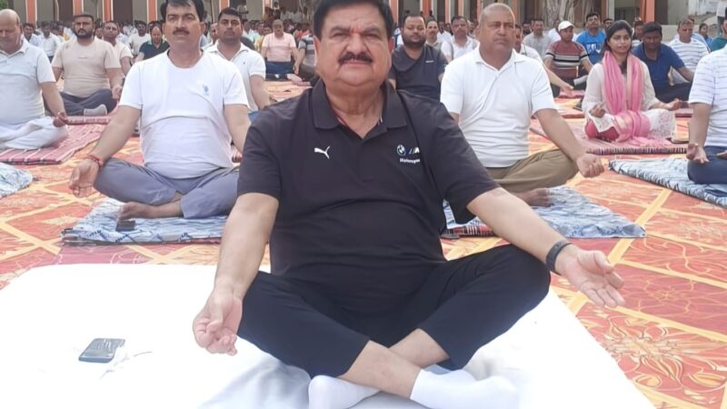 विधायक डॉ. अवधेश सिंह ने दिया स्वास्थ्य और फिटनेस का संदेश• पिण्डरा के नेशनल इंटर कॉलेज में भव्य योग दिवस का आयोजन