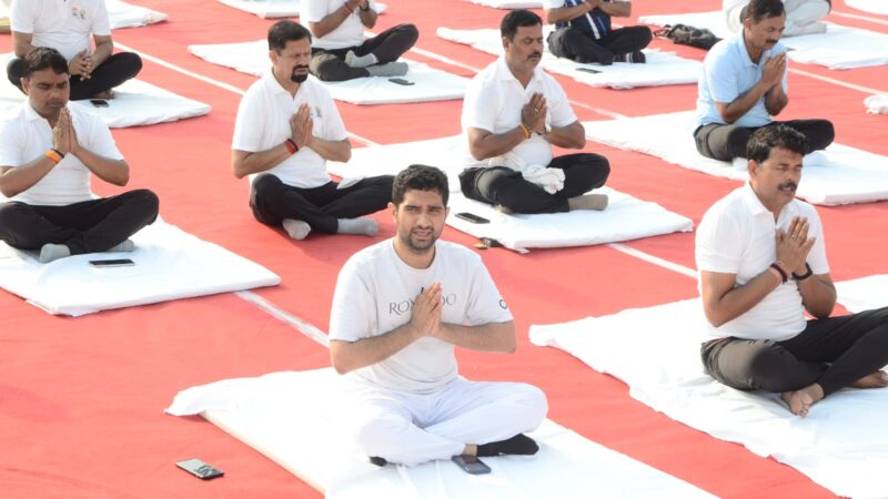 सिगरा स्टेडियम : अंतरराष्ट्रीय योग दिवस पर सैकड़ों लोगों ने किया सामूहिक योगाभ्यास