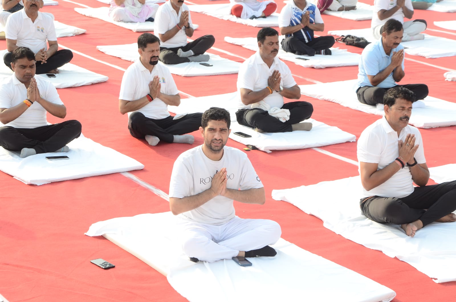 सिगरा स्टेडियम : अंतरराष्ट्रीय योग दिवस पर सैकड़ों लोगों ने किया सामूहिक योगाभ्यास