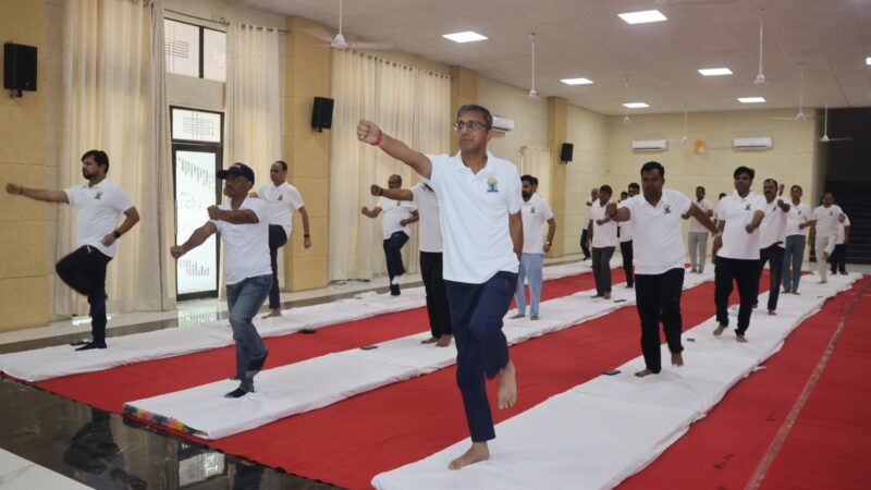 ‘स्वस्थ आयु के लिए योग’ थीम पर रेलवे कर्मियों ने अपनाया स्वास्थ्य का मंत्र