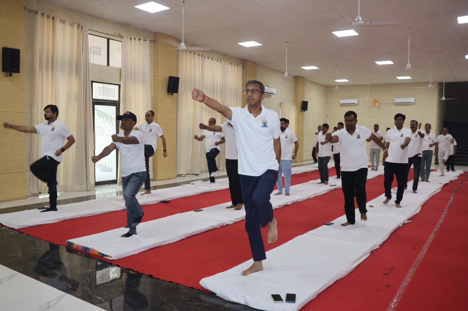 ‘स्वस्थ आयु के लिए योग’ थीम पर रेलवे कर्मियों ने अपनाया स्वास्थ्य का मंत्र