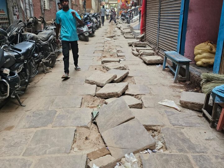 ‘सीवर, अंधेरा और उखड़ी सड़कें: मोहर्रम के बीच दाल मंडी की बदहाल तस्वीर