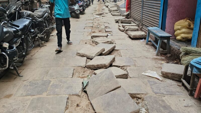 ‘सीवर, अंधेरा और उखड़ी सड़कें: मोहर्रम के बीच दाल मंडी की बदहाल तस्वीर
