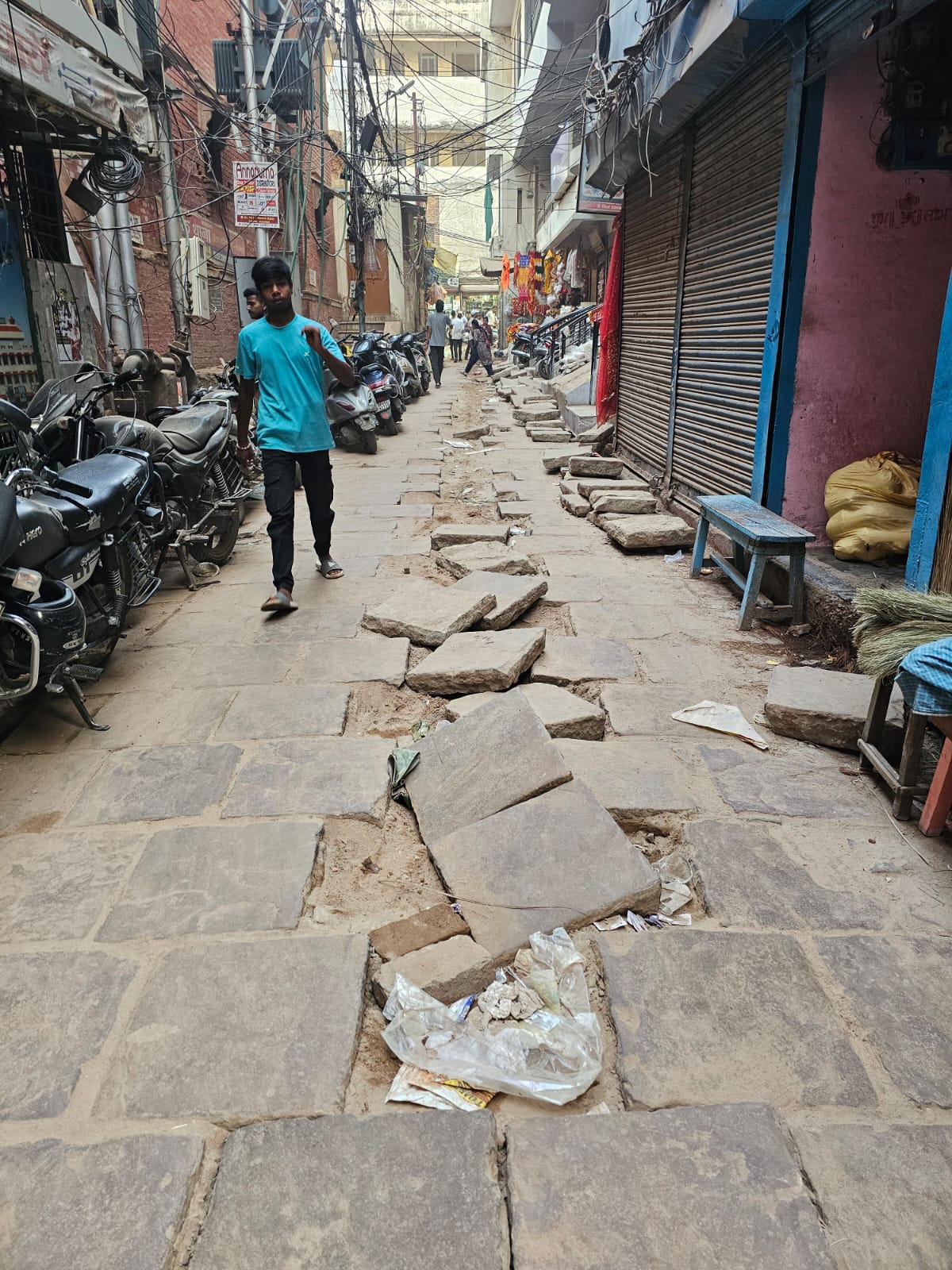‘सीवर, अंधेरा और उखड़ी सड़कें: मोहर्रम के बीच दाल मंडी की बदहाल तस्वीर