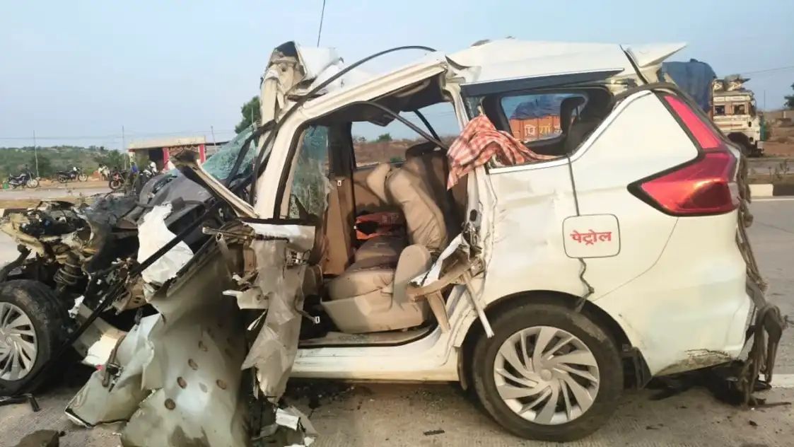 हाईवे पर खड़े ट्रक में पीछे से घुसी  कार, पति-पत्नी की मौत