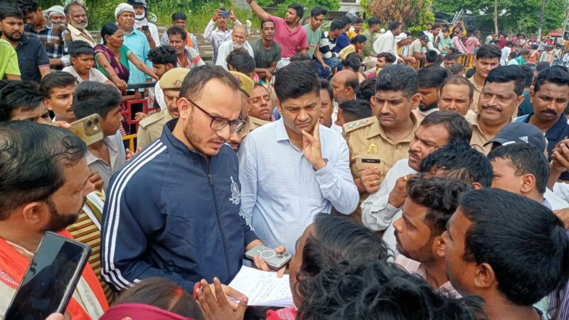 आम से भरे ट्रक ने पिता-पुत्र को रौंदा