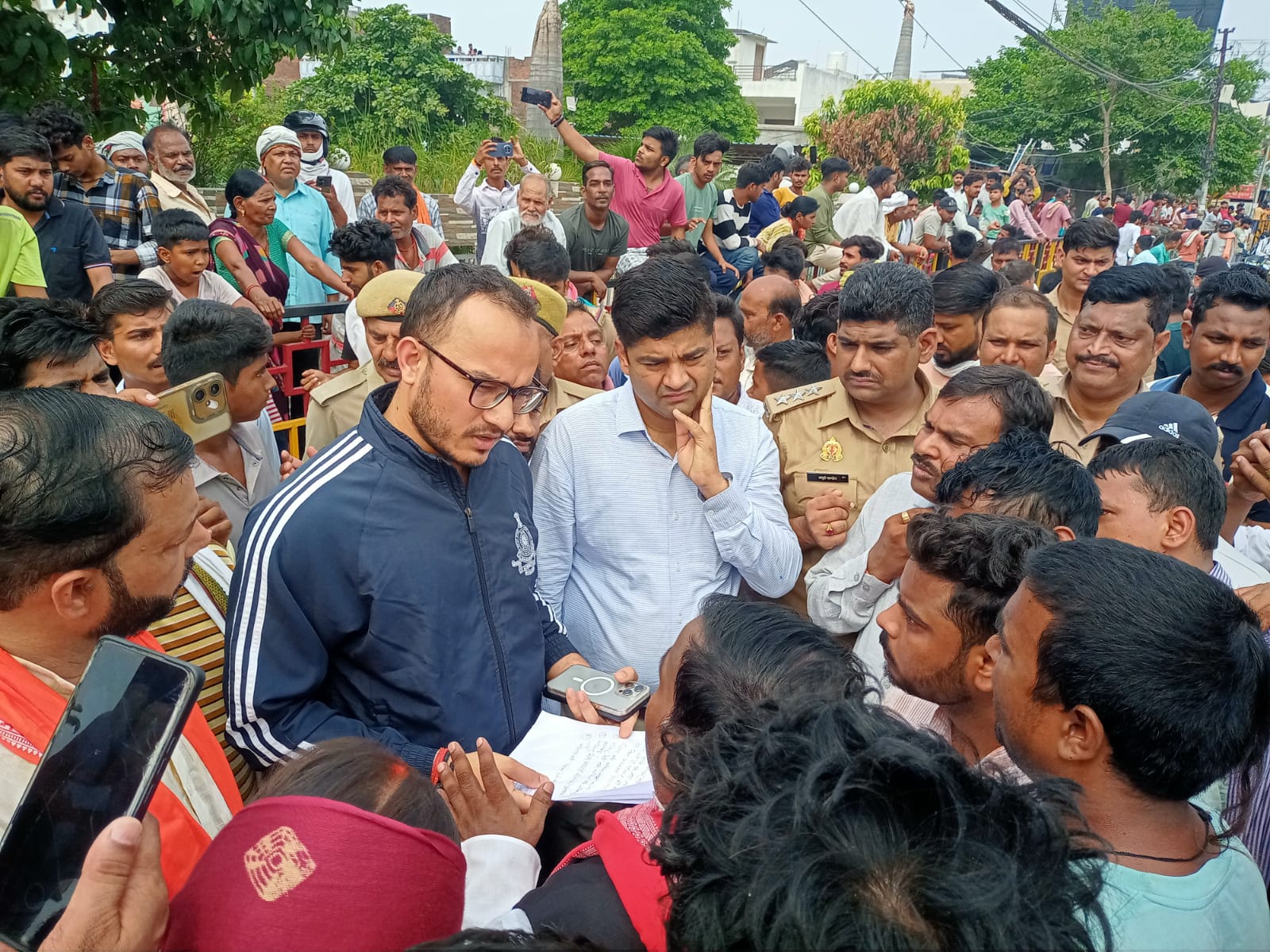 आम से भरे ट्रक ने पिता-पुत्र को रौंदा