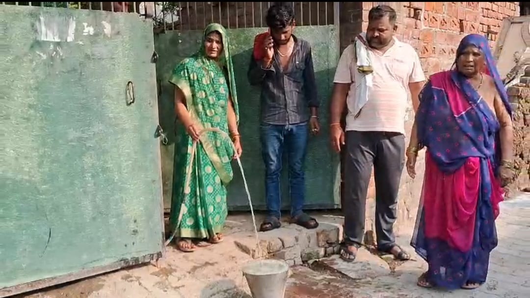 शिवपुर की यादव बस्ती में बदबूदार पानी से लोग परेशान