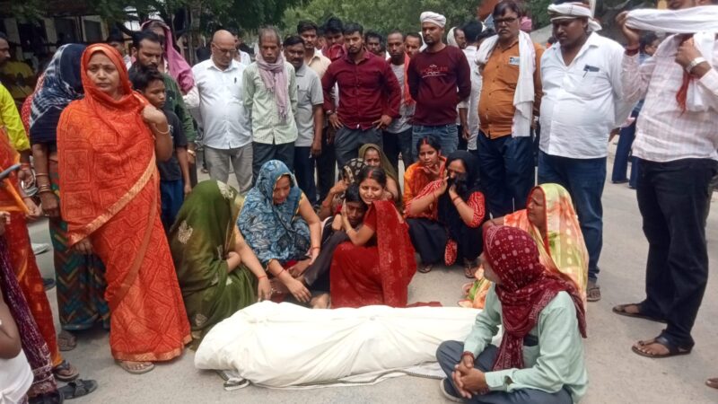 वाराणसी में शव सड़क पर रखकर परिजनों ने लगाया जाम,