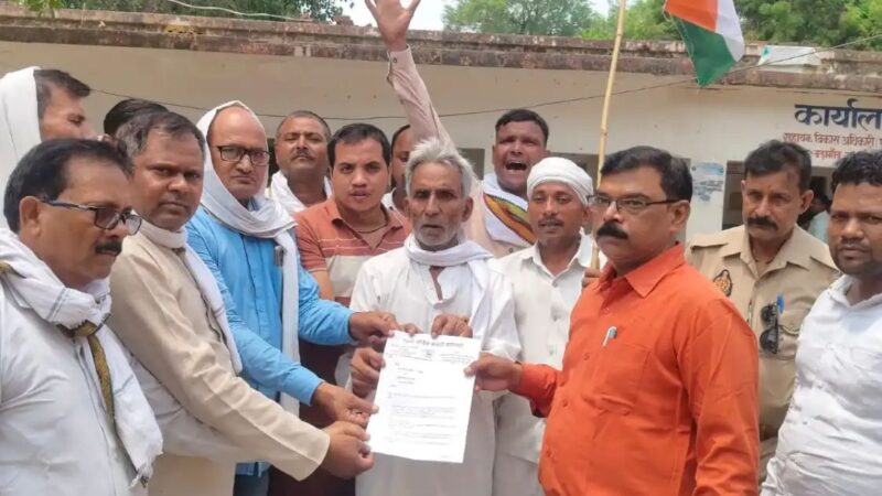 प्रदेश कांग्रेस अध्यक्ष को नजरबंद किए जाने के विरोध में कांग्रेस का प्रदर्शन