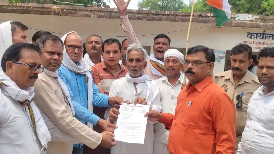 प्रदेश कांग्रेस अध्यक्ष को नजरबंद किए जाने के विरोध में कांग्रेस का प्रदर्शन