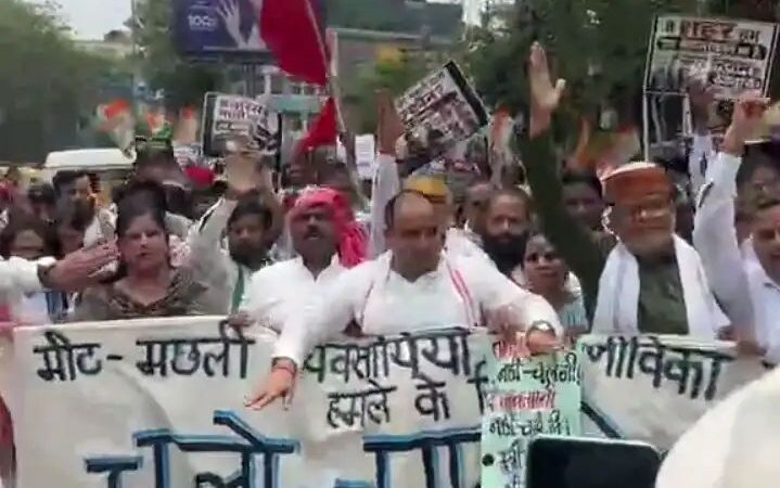 मीट-मछली की दुकानें हटाने के विरोध में कांग्रेस का पैदल मार्च