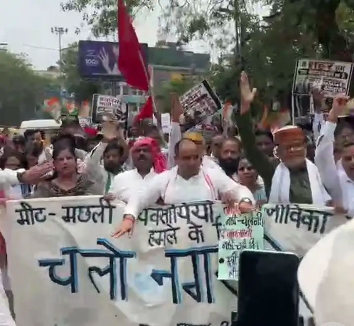 मीट-मछली की दुकानें हटाने के विरोध में कांग्रेस का पैदल मार्च
