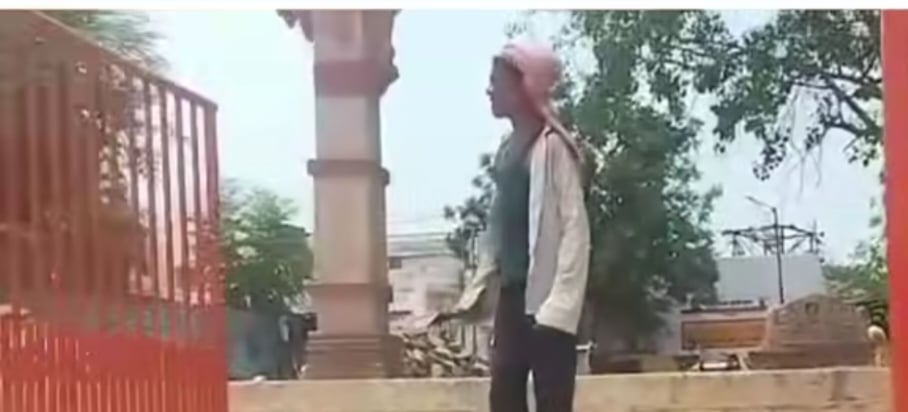शंकुधारा पोखर के सुंदरीकरण पर उठे सवाल, तेज हवा में गिरा प्रवेश द्वार