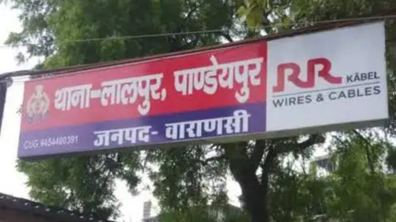 पुलिस की मौजूदगी में महिला से मारपीट का आरोप, सीसीटीवी में कैद हुई घटना