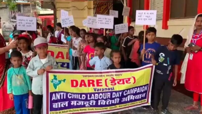 “किताबें चाहिए, मजदूरी नहीं” के नारों से गूंजा कैंट स्टेशन, बच्चों ने निकाली जागरूकता रैली