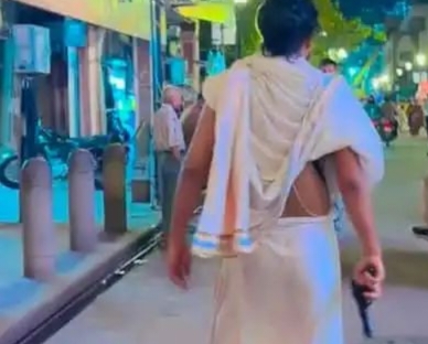 दशाश्वमेध मार्ग पर टॉय पिस्टल के साथ रील बनाना युवक को पड़ा भारी, पुलिस ने हिरासत में लिया