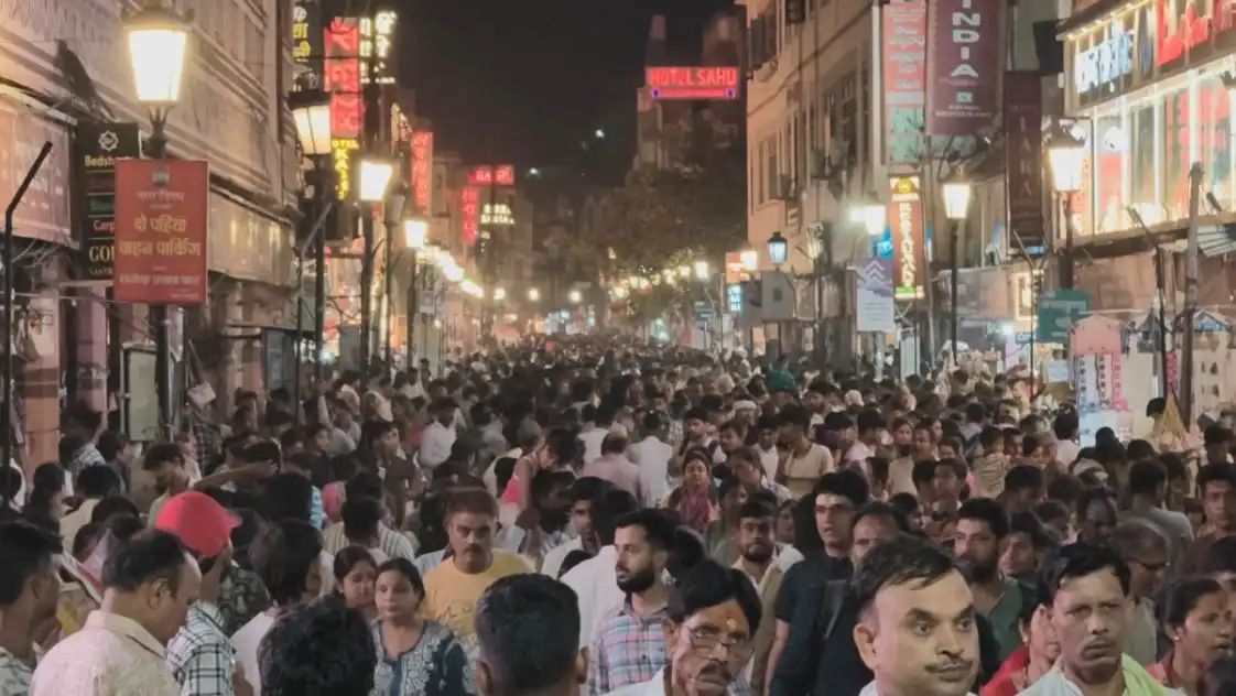 पहाड़ों के बाद अब काशी में उमड़ी भीड़, घाट-गलियों से लेकर होटलों तक बढ़ा दबाव