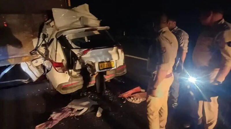 अयोध्या से लौट रहे श्रद्धालुओं की कार कंटेनर में घुसी, तीन की मौत; एक्सप्रेसवे सुरक्षा व्यवस्था पर उठे सवाल