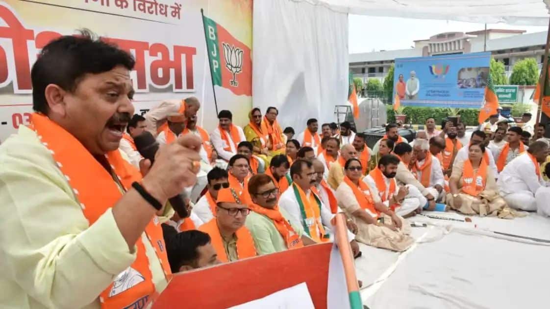 अजय राय के बयान पर भाजपा का प्रदर्शन, कांग्रेस से माफी की मांग