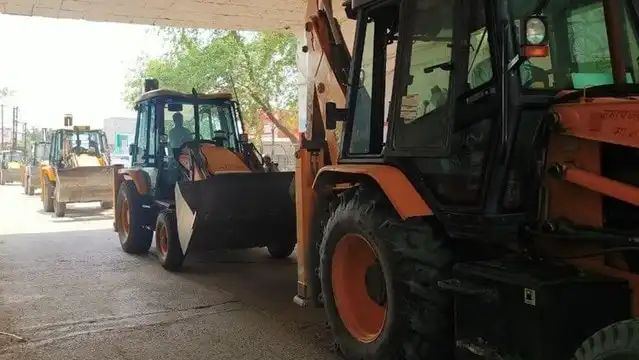 ग्राम सभा की जमीन पर बने अवैध मदरसे पर चला बुलडोजर, 1.23 करोड़ रुपये का जुर्माना