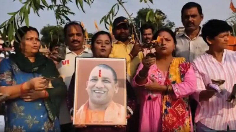योगी के जन्मदिन पर गंगा आरती, 54 किलो लड्डू के केक से किया गया अभिनंदन