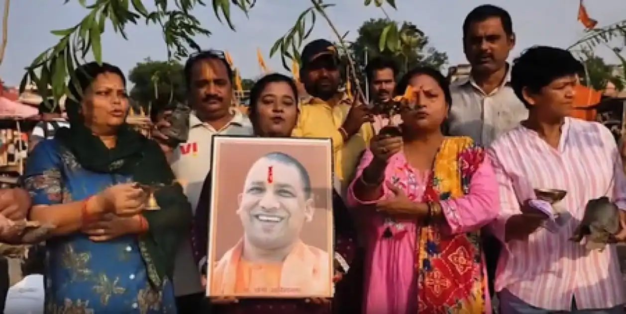 योगी के जन्मदिन पर गंगा आरती, 54 किलो लड्डू के केक से किया गया अभिनंदन