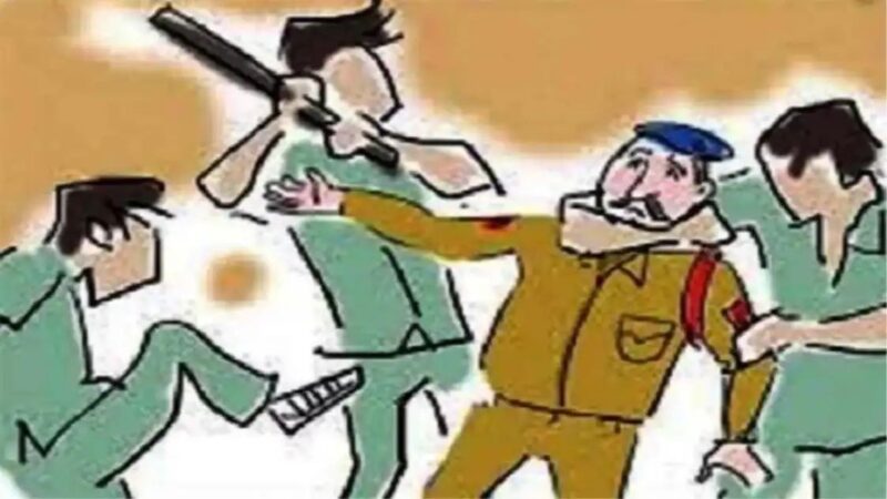 पुलिसकर्मियों से मारपीट में तीन युवक गिरफ्तार