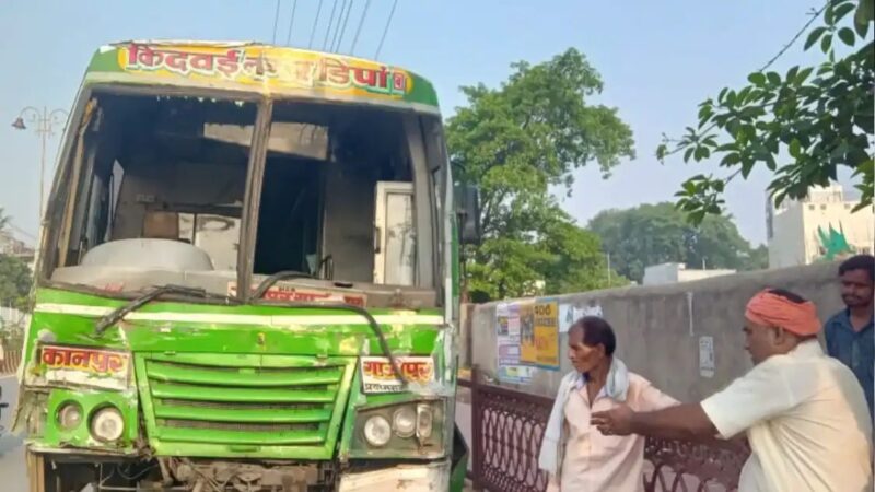सारनाथ में दो बसों की टक्कर, आधा दर्जन पर्यटक घायल; दो की हालत गंभीर