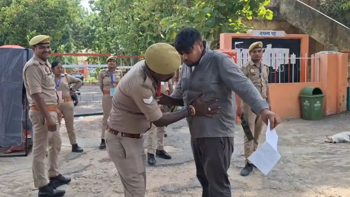 पुलिस भर्ती परीक्षा: कड़ी जांच के बाद मिला प्रवेश, केंद्रों पर उमड़ी अभ्यर्थियों की भीड़