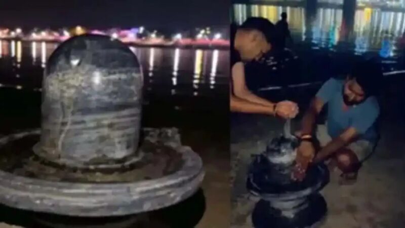 गंगा की तलहटी से निकला विशाल शिवलिंग, प्राचीन धरोहर होने की संभावना