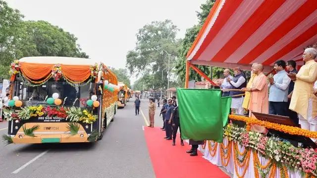 यूपी को इलेक्ट्रिक और हाइड्रोजन बसों की सौगात, सीएम योगी ने दिखाई हरी झंडी