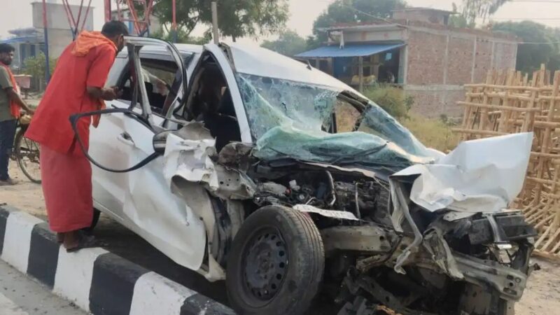 आजमगढ़-वाराणसी हाईवे पर भीषण सड़क हादसा, अर्टिगा-ट्रेलर की टक्कर में चार की मौत