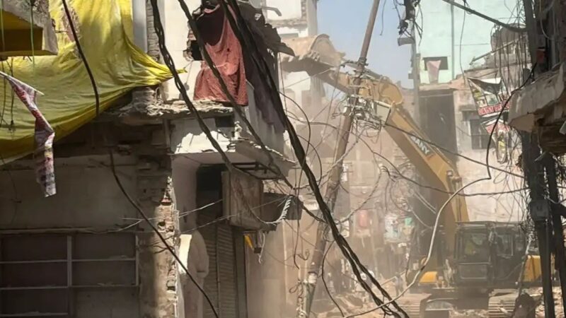 दालमंडी में चला बुलडोजर, चौड़ीकरण के लिए 13 मकान गिराए गए
