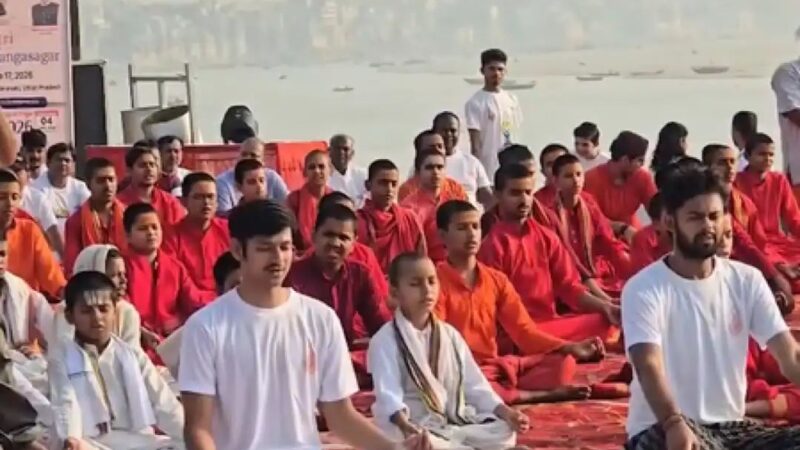 गंगोत्री से गंगासागर तक योग का संदेश, रविदास घाट पर सामूहिक योगाभ्यास