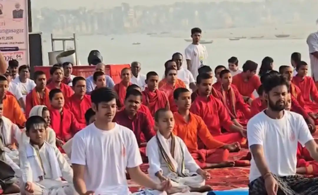 गंगोत्री से गंगासागर तक योग का संदेश, रविदास घाट पर सामूहिक योगाभ्यास