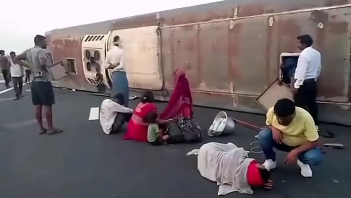 गंगा एक्सप्रेसवे पर डबल डेकर बस पलटी, 20 से अधिक यात्री घायल