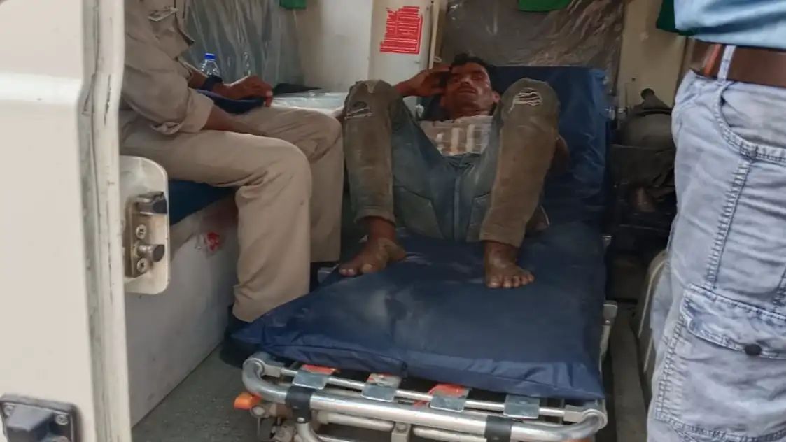 इंजन पर चढ़ा युवक करंट से झुलसा