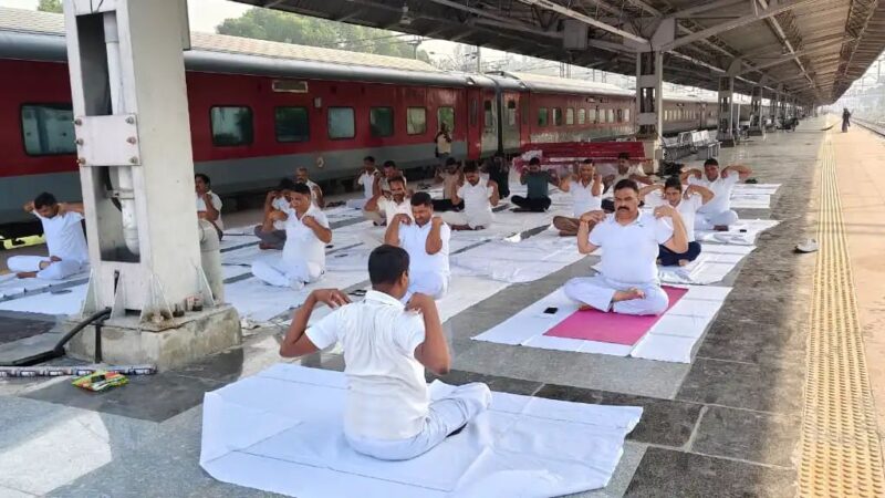 अंतरराष्ट्रीय योग दिवस पर योगमय हुई काशी, घाटों से घरों तक गूंजा ‘ॐ’