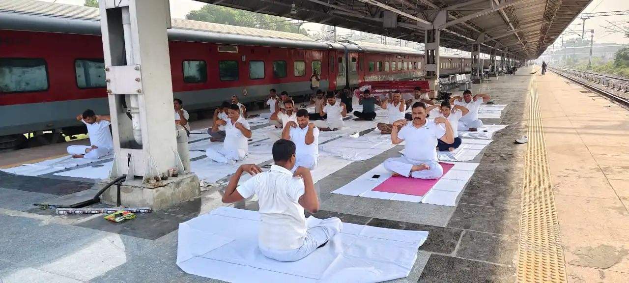 अंतरराष्ट्रीय योग दिवस पर योगमय हुई काशी, घाटों से घरों तक गूंजा ‘ॐ’