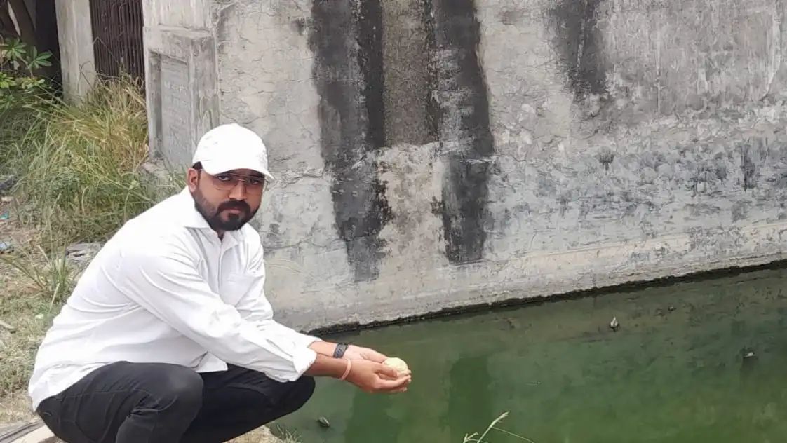 राम मंदिर चंदा अनियमितता के विरोध में नाले में किया प्रतीकात्मक पिंडदान