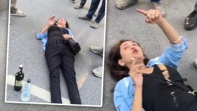 नशे में धुत युवती का सड़क पर हाईवोल्टेज ड्रामा, सिगरेट और शराब की बोतल के साथ किया हंगामा