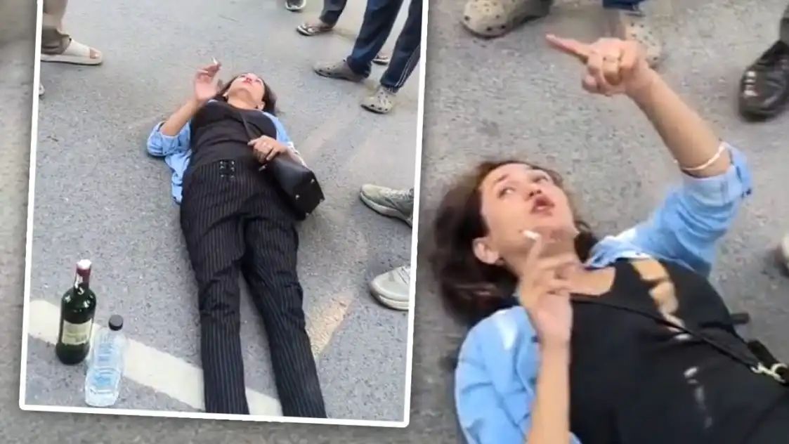 नशे में धुत युवती का सड़क पर हाईवोल्टेज ड्रामा, सिगरेट और शराब की बोतल के साथ किया हंगामा