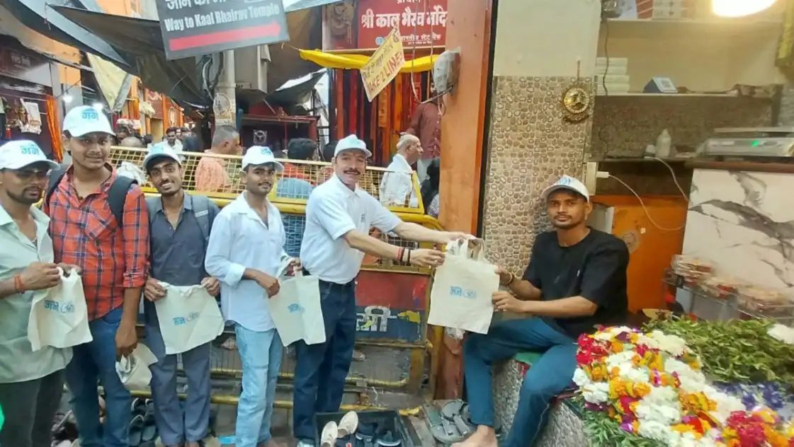 काल भैरव मंदिर क्षेत्र में सिंगल यूज़ प्लास्टिक के खिलाफ जागरूकता अभियान, बांटे गए कपड़े के झोले