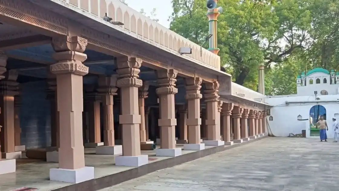 गंज शहीदा मस्जिद पर चस्पा दूसरा नोटिस एक घंटे में हटाया, रेलवे ने बताया भ्रामक